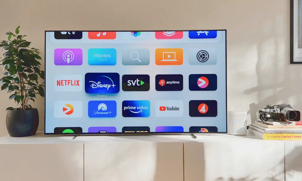 Bild von 4K-Fernseher in Wohnzimmer auf TV-Stand