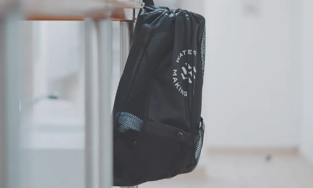 Bild von schwarzem Gymbag in Turnhalle Umkleideraum