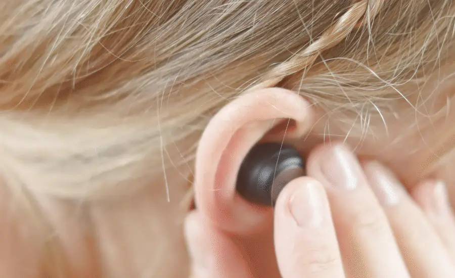 Bild von schwarzen Fitness - Workout In-Ear Kopfhörer in Ohr von Frau