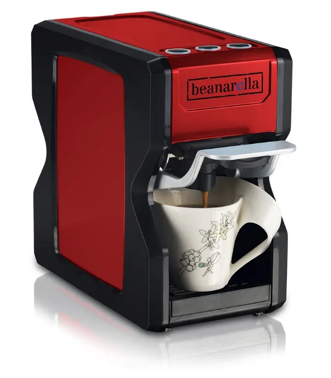 Rote Kaffemaschine Kapsel mit weisser Kaffeetasse mit Blumenmuster