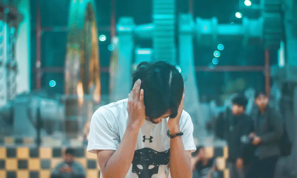 Noise Cancelling - Ohropax - Mensch haelt sich die Ohren zu in Untergrund wahrschleinlich Japan