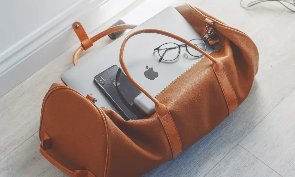 Weekender_Reisen_mit Apple Laptop und Utensilien in Leder - braun